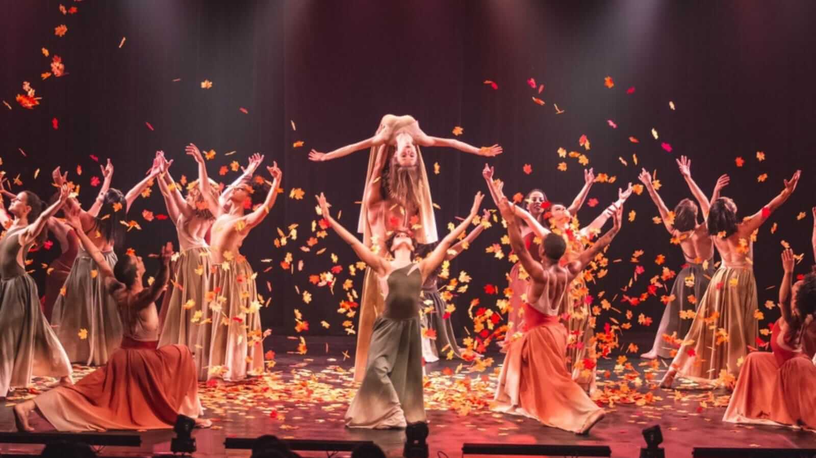 Dançarinos em espetáculo no palco