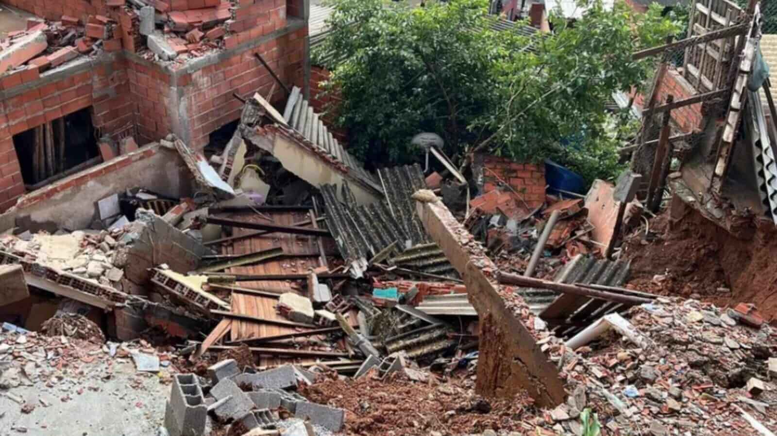 Casa desabou no Jardim São Camilo