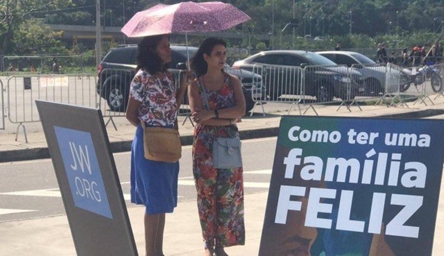Testemunhas de Jeová tentam converter público na entrada do Rock in Rio