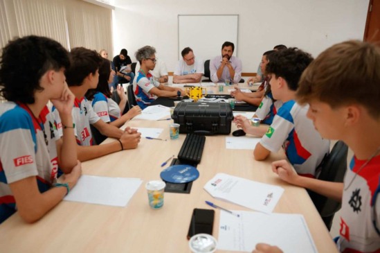 Time de robótica se reuniu com o Prefeito Luiz Fernando Machado e o Gestor José Antonio Parimoschi. Foto: Prefeitura de Jundiaí