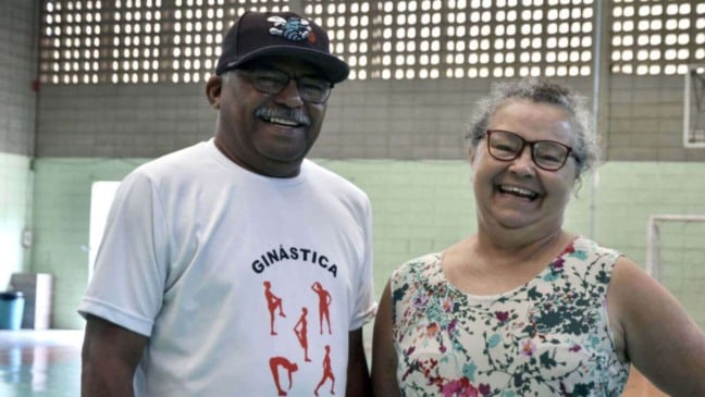 Homem e mulher sorrindo