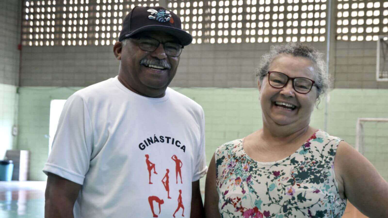 Homem e mulher sorrindo