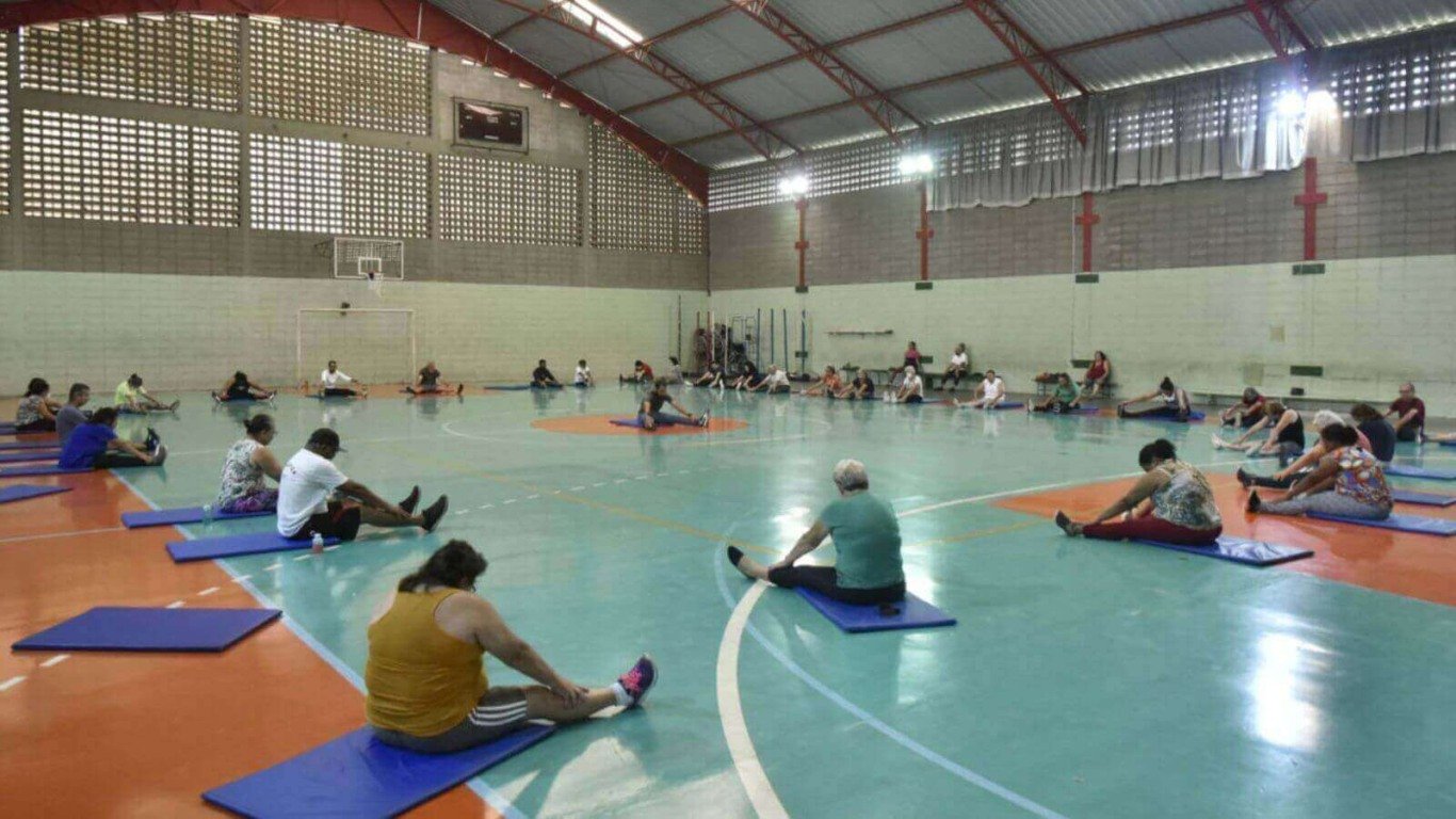 Pessoas fazendo ginástica em ginásio