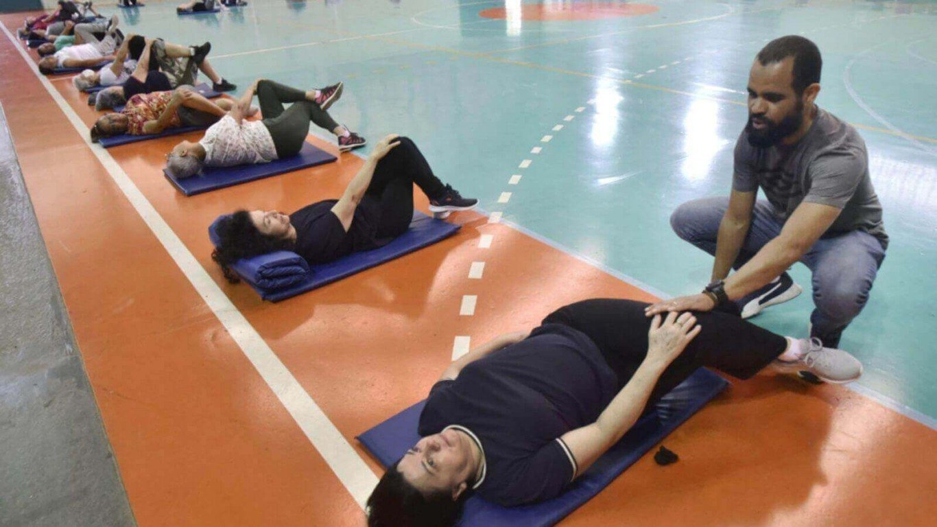 Pessoas fazendo ginástica em ginásio