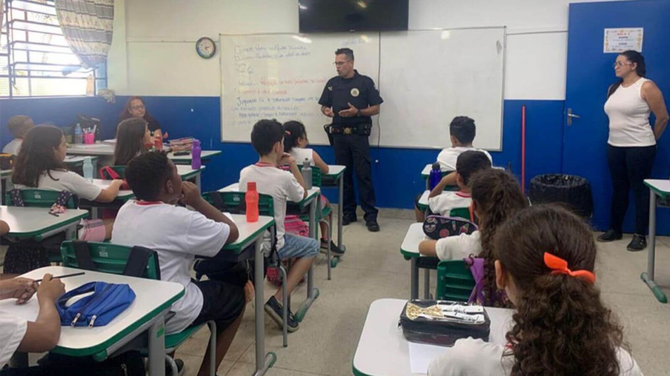 Guarda Municipal em Escola de Várzea Paulista