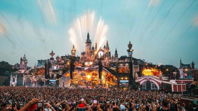 Palco principal lotado no festival de música eletrônica com vagas Tomorrowland Brasil.