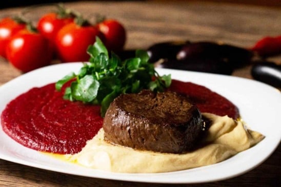 Polenta cremosa de beterraba com medalhão de filé mignon, do restaurante Travitália. Foto: Divulgação/Travitália