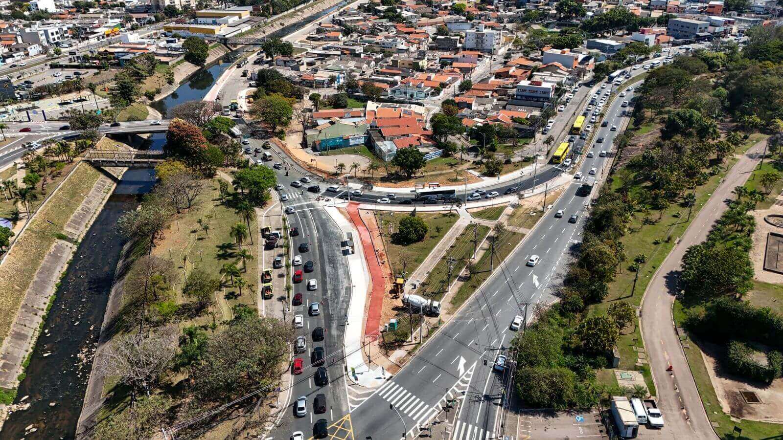 Trecho da Rodovia Geraldo Dias com Av Frederico Ozanan em Jundiaí
