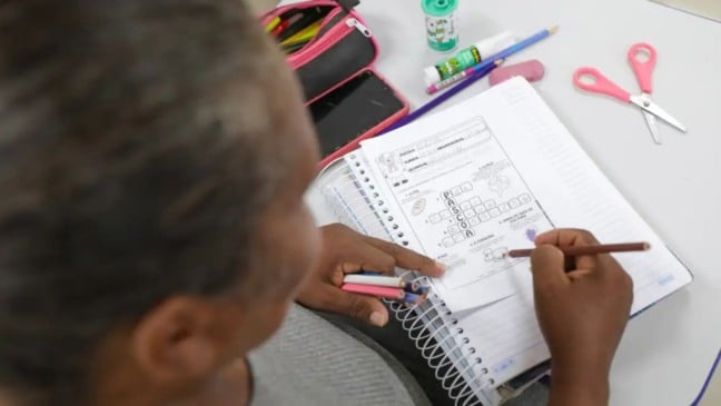 Pessoa fazendo cruzadinha