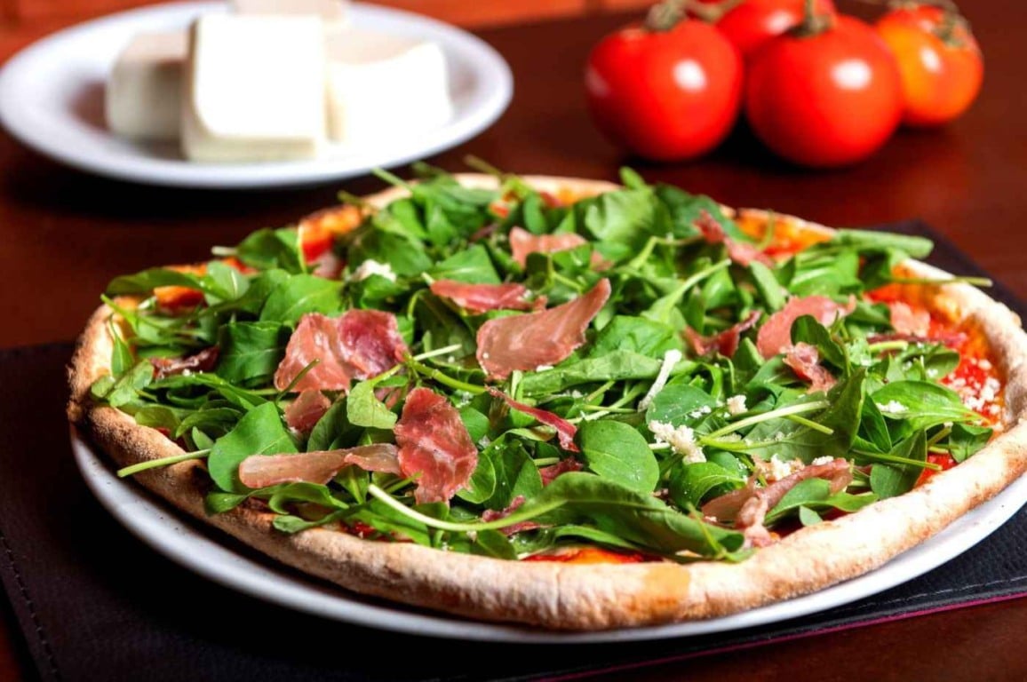 Pizza de rúcula com presunto parma, da pizzaria Trio