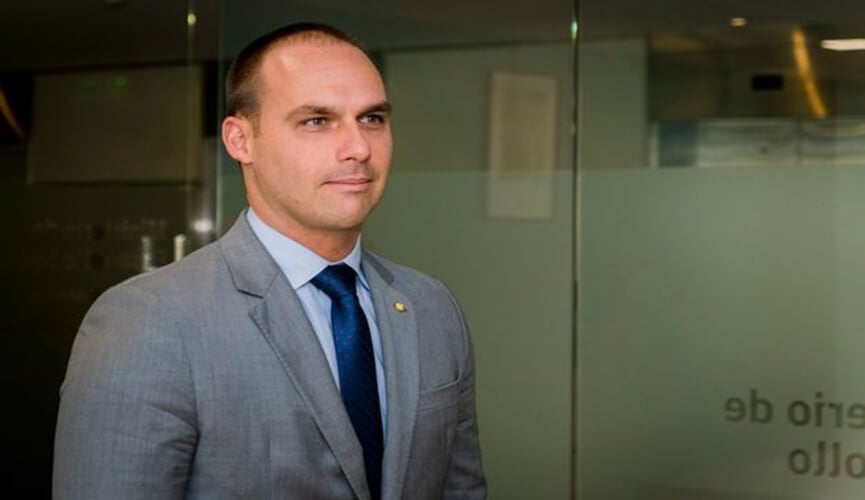 Trump dá aval para Eduardo Bolsonaro assumir a embaixada em Washington
