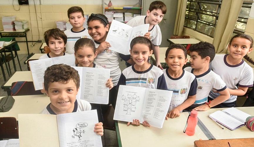 alunos seguram caderno de italiano em sala de ala