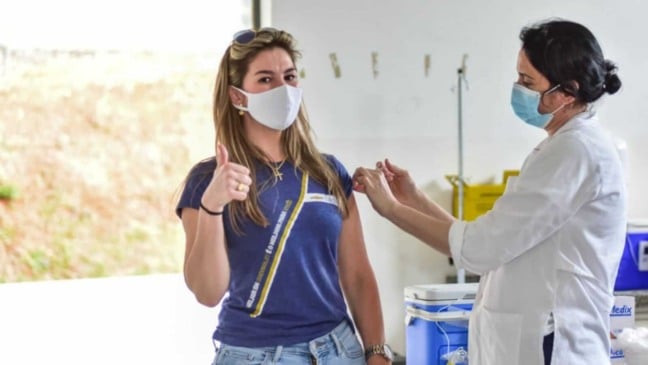 Mulher sendo vacinada em Jundiai