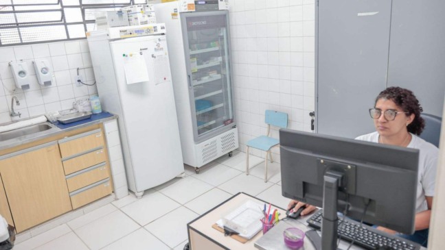 Enfermeira em sala de vacinação.