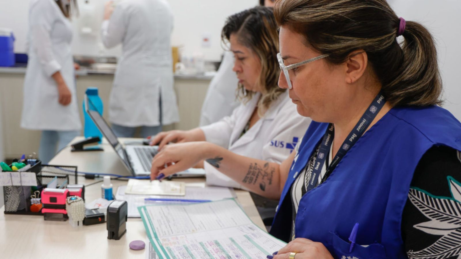 Profissionais atuando na sala de vacinação.