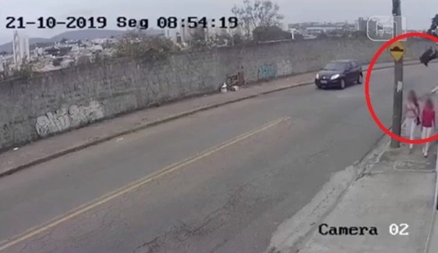 Urubu ‘cai do céu’ e quase atinge pedestres na Vila Hortolândia