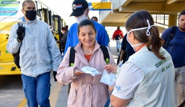pessoas recebendo máscaras