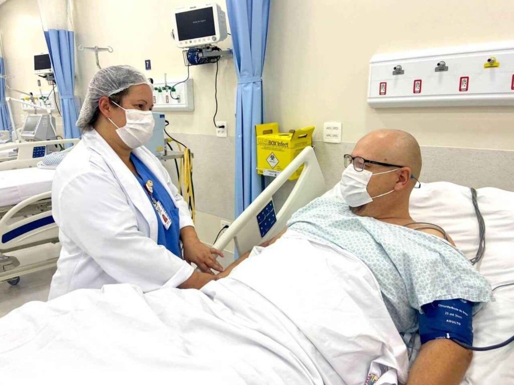 Enfeira e paciente conversando