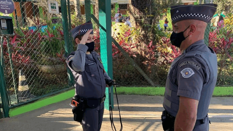 PMs prestam continência a garoto vestido com farda da PM em festa de super-heróis PMs prestam continência a garoto vestido com farda da PM em festa de super-heróis