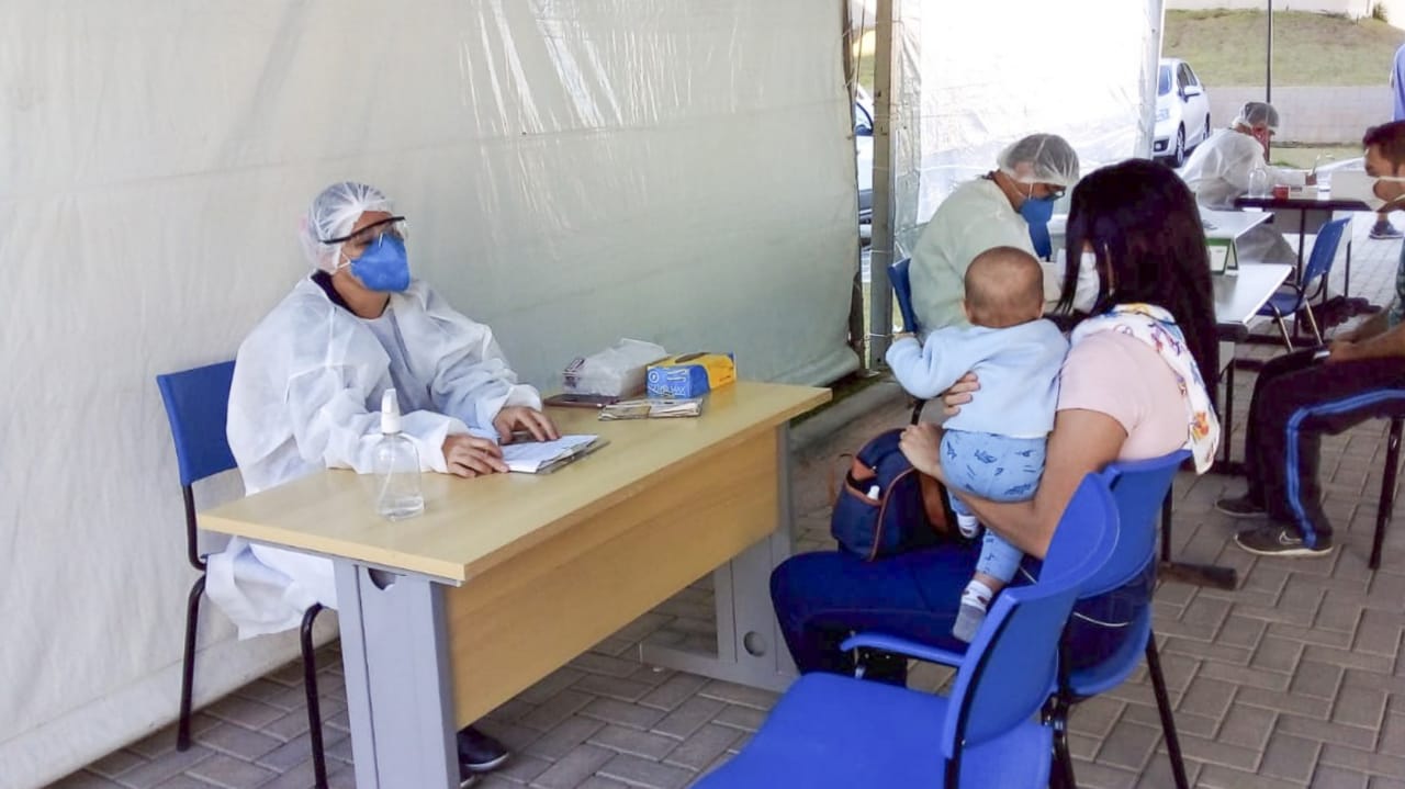 Mulher com bebê no colo em Unidade Sentinela