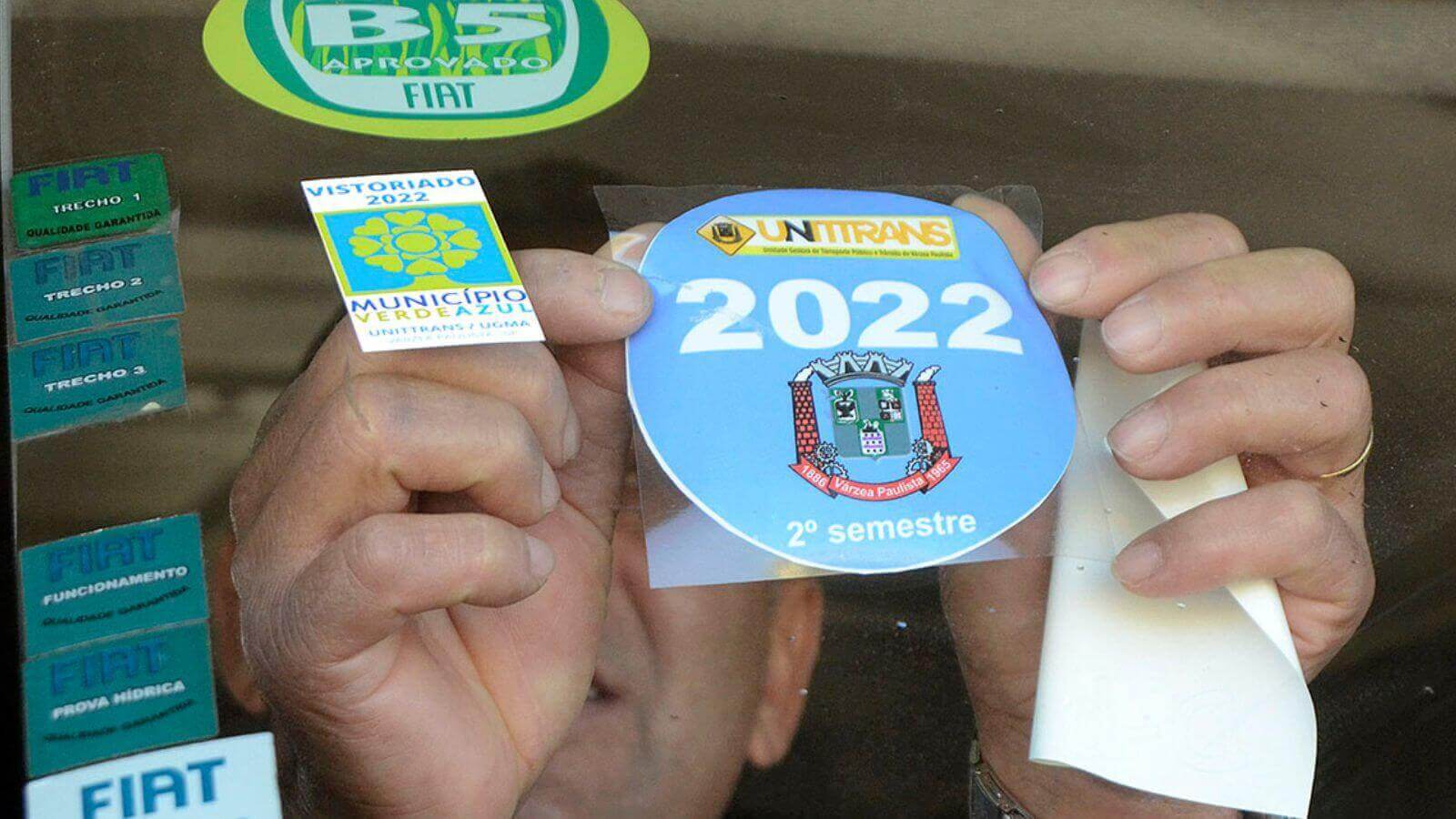 Homem colando adesivo em van