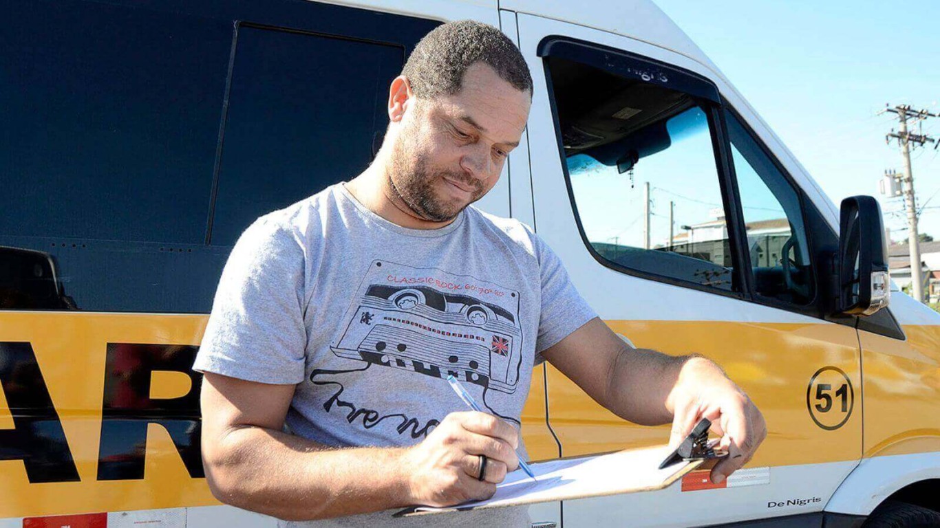 Homem preenchendo formulário