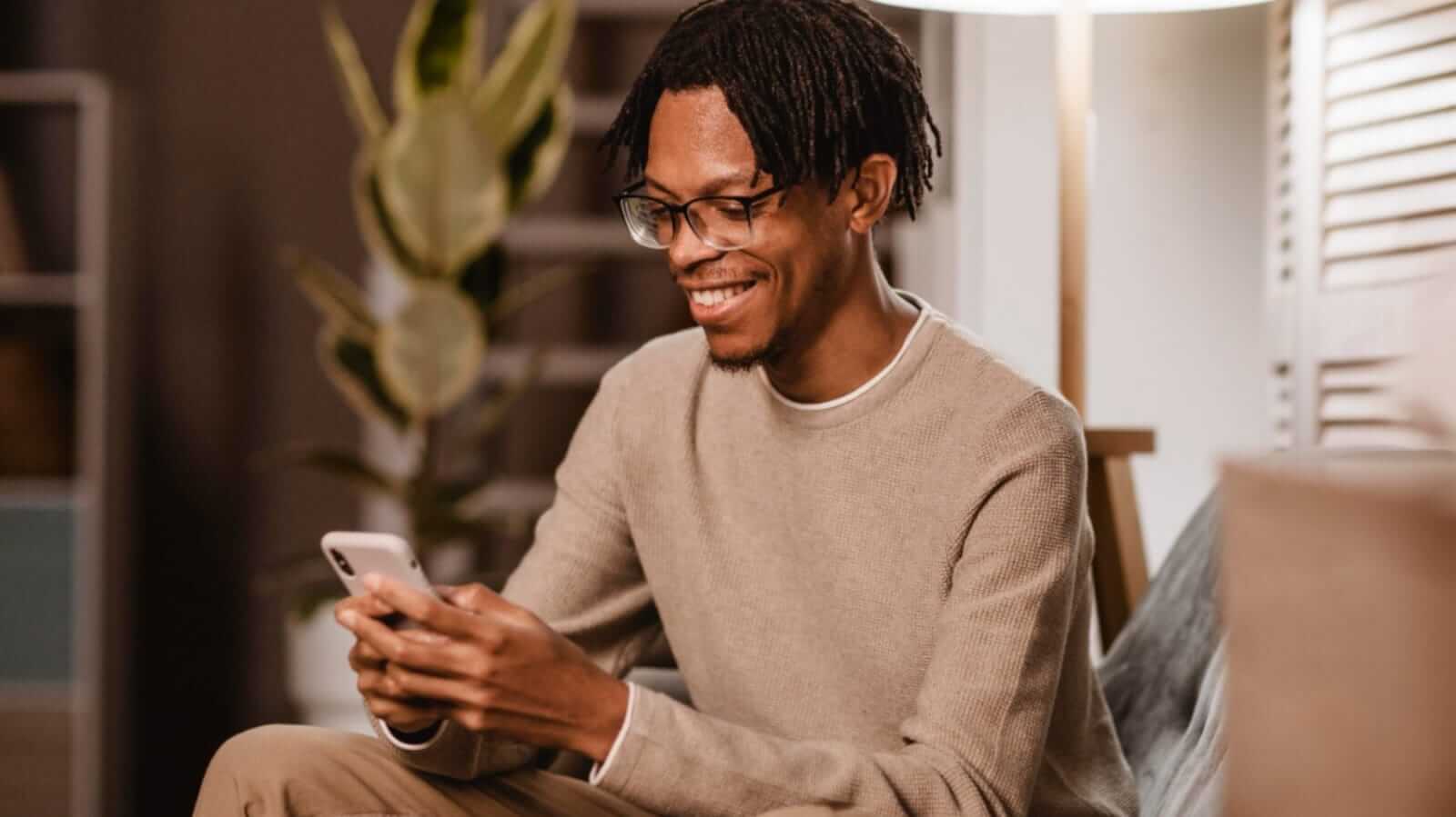 Homem mexendo no celular