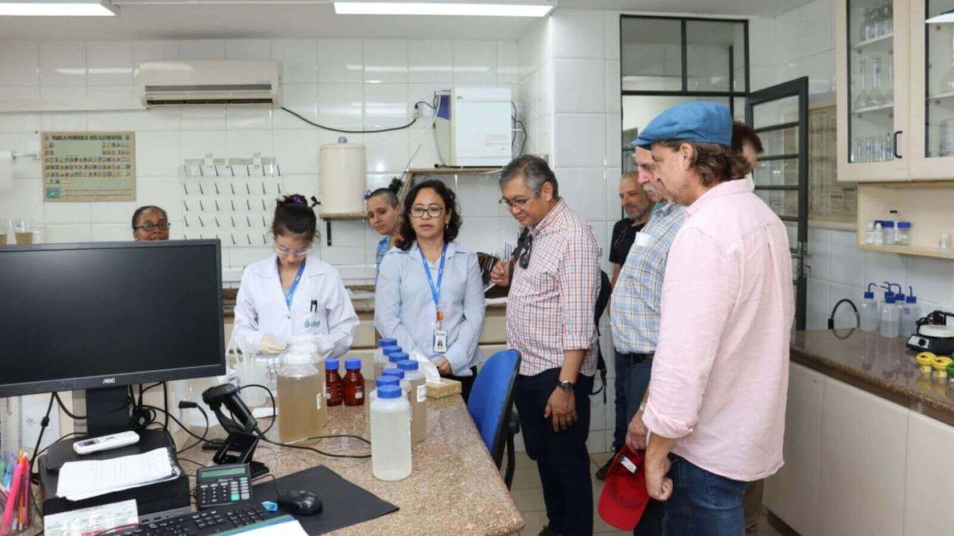 Universitários visitando a DAE Jundiaí