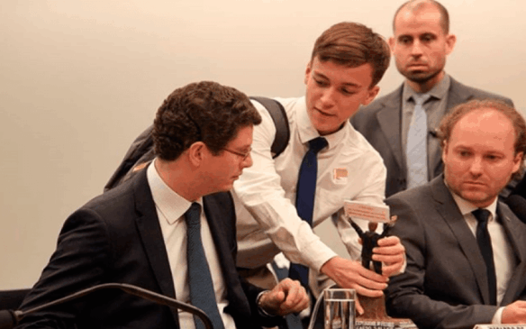 Jovem entregando o prêmio "Exterminador do Futuro" (Foto: @henriquemfernandes / Mídia NINJA)