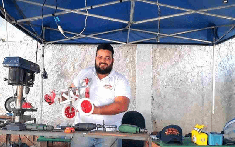João cria cadeiras de rodas adaptadas para cada tipo de cão. (Foto: Empresas e Negócios/Reprodução)