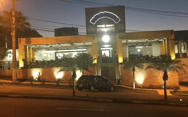 Foto da fachada da hamburgueria durante a noite