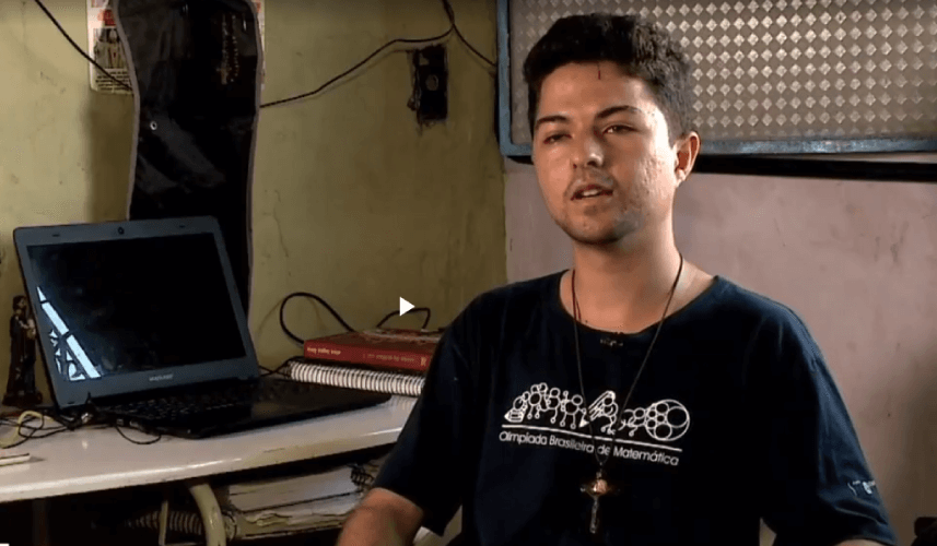 Wellington sentado na cadeira de casa