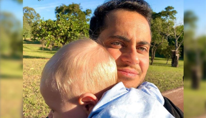 Thammy Miranda abraçado com filho