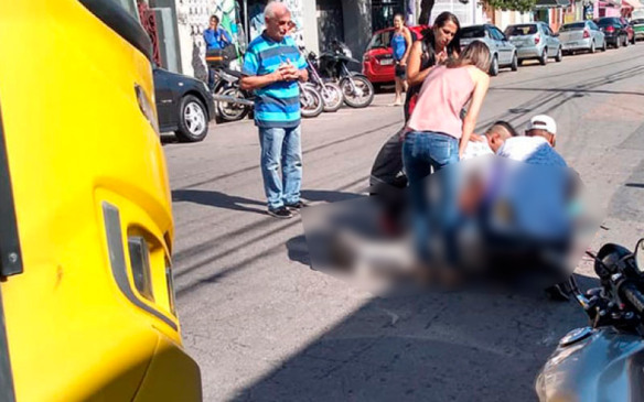 Grupo presta ajuda a homem caído no chão