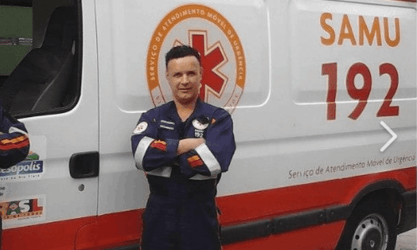 Foto de Cícero na frente de ambulância do SAMU