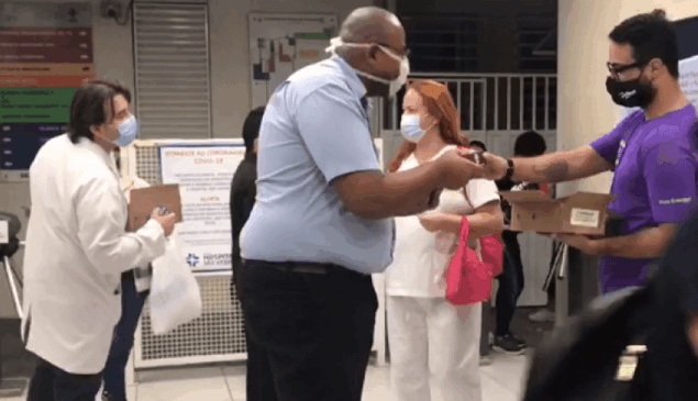 Funcionários recebem potes de açaí