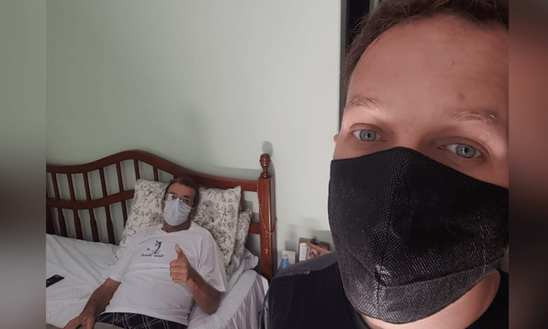 Pedro Cera ao lado do filho, Wesley; ambos usam máscara Pedro Cera ao lado do filho, Wesley; ambos usam máscara