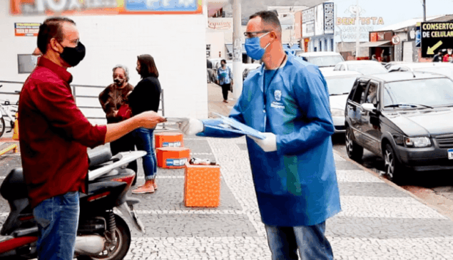 Servidor de Itupeva entrega informativo à munícipe