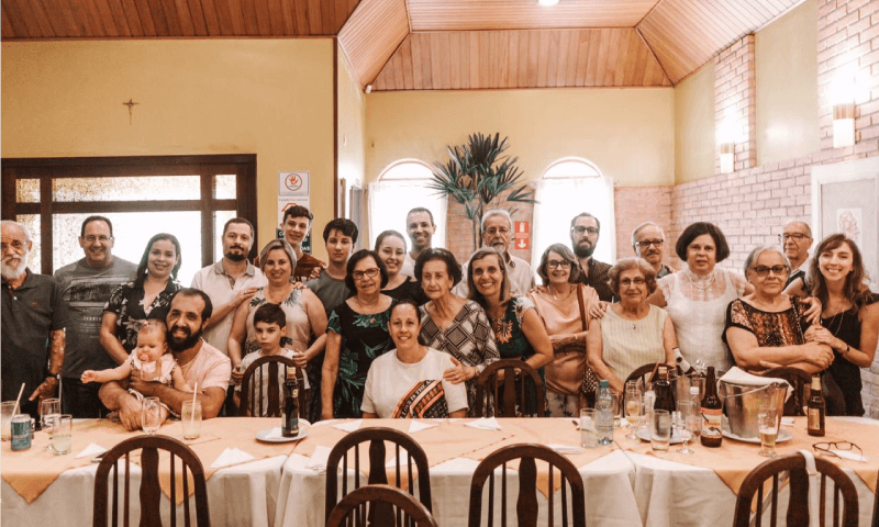Família reunida em torno de uma mesa