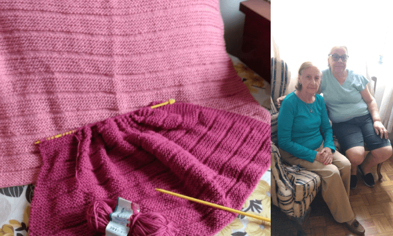 Mantinha de tricô e foto de dona Jocelina com a amiga Ana Luíza