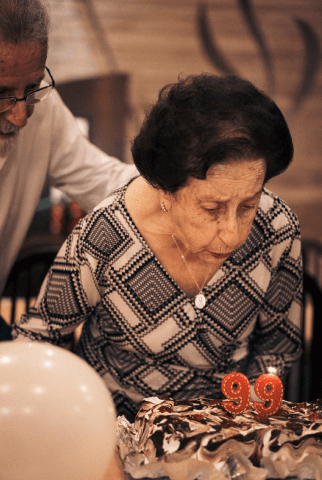 Dona Jocelina assopra velas do bolo
