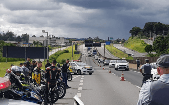 Polícia Rodoviária faz bloqueio de via próximo a Vila Rami