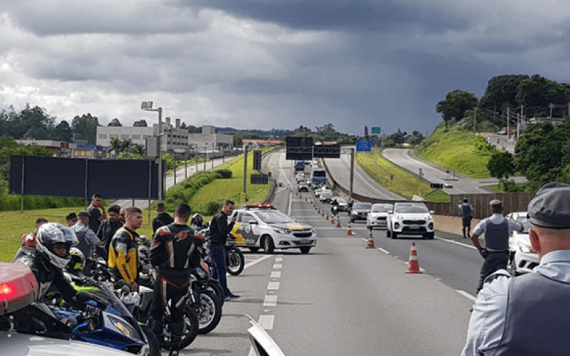 Polícia Rodoviária faz bloqueio de via próximo a Vila Rami