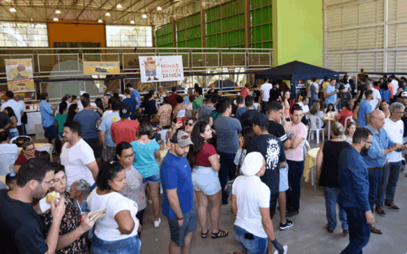 Foto panorâmica de público no Parque da Uva