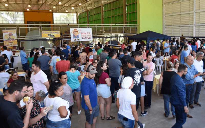 Foto panorâmica de público no Parque da Uva