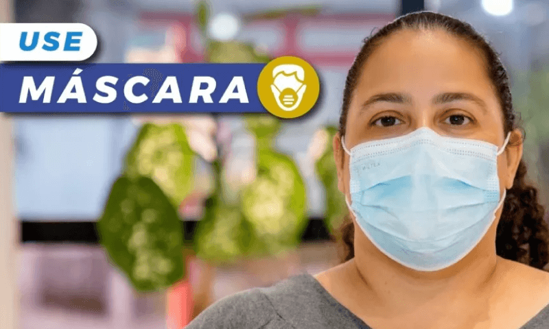 Mulher usá máscara de proteção