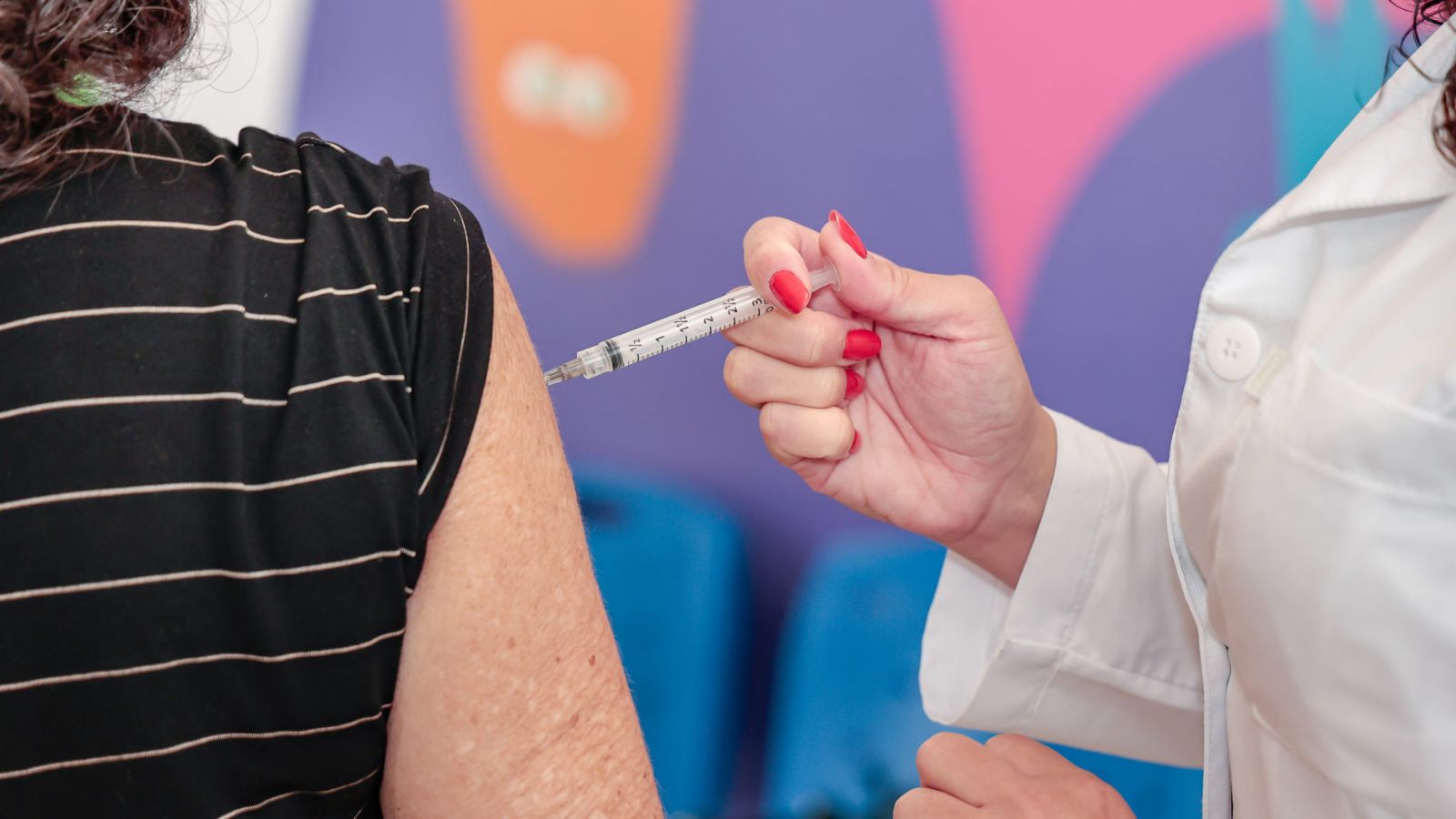 Vacinação em pessoa idosa.