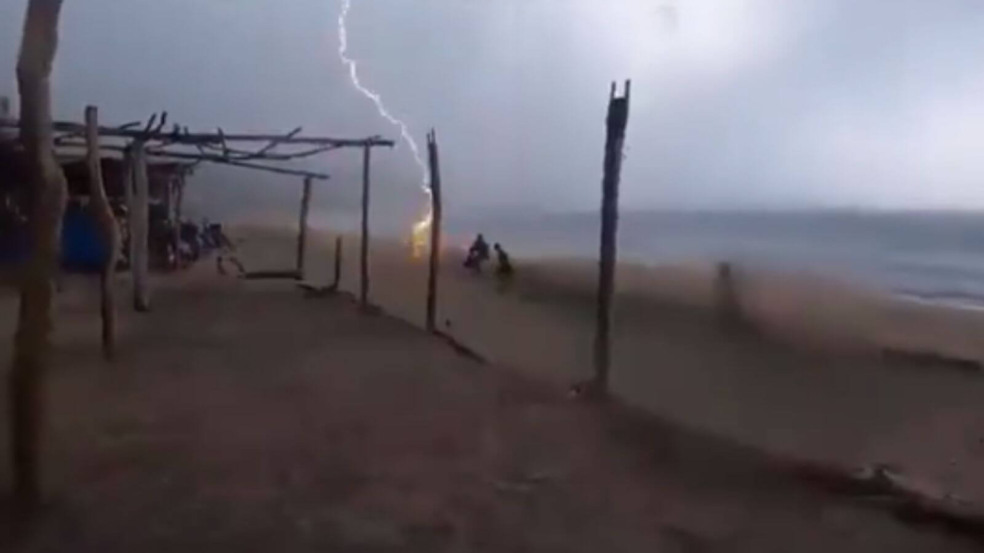 VÍDEO Raio atinge praia e mata duas pessoas VÍDEO Raio atinge praia e mata duas pessoas