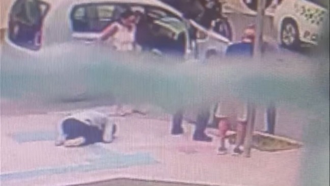 VÍDEO: mãe se ajoelha enquanto PM socorre criança engasgada em Itatiba