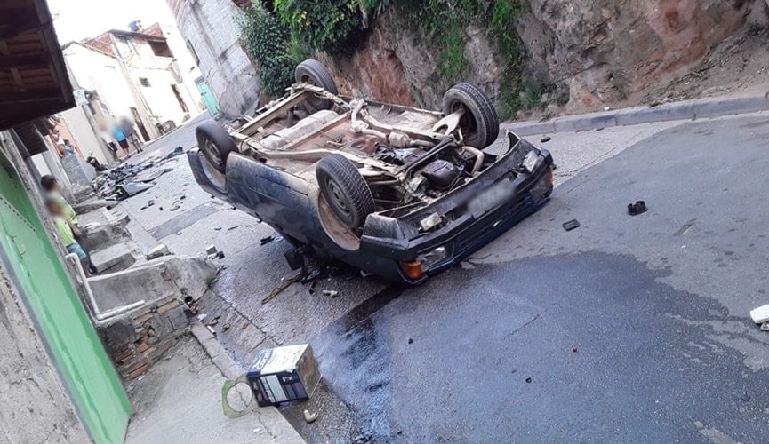 Motorista perde controle da direção e capota veículo na Vila Real